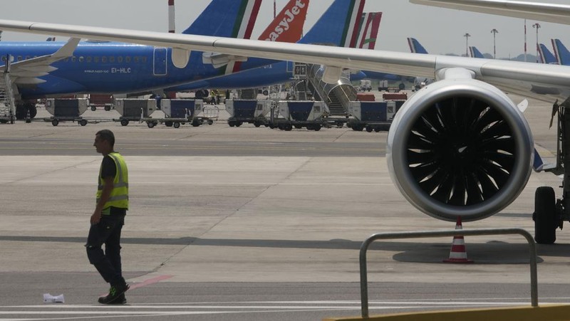 Seorang anak laki-laki tertidur di lantai saat para pelancong mengantri di Bandara Internasional Brussels di Brussels, Jumat, 19 Juli 2024. Pemadaman teknologi global membuat penerbangan terhenti, membuat bank dan sistem rumah sakit offline, dan outlet media tidak mengudara pada hari Jumat secara besar-besaran. (AP/Harry Nakos)