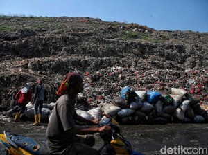 Prabowo Minta Gunung Sampah Bantar Gebang Hilang