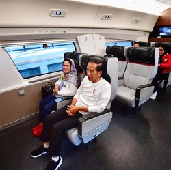 Jokowi Meluncur ke Bandung Naik Kereta Cepat Whoosh, Ada Apa?
