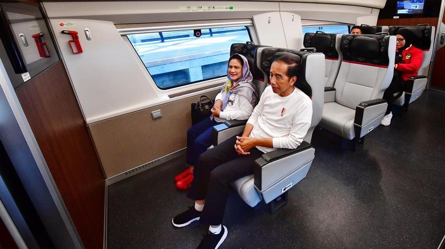 Presiden Joko Widodo (Jokowi) bersama Ibu Negara Iriana Joko Widodo bakal menghadiri peresmian turnamen sepak bola Piala Presiden tahun 2024 di Stadion Si Jalak Harupat, Kabupaten Bandung, Jawa Barat, Jumat (19/7/2024). Saat kunjungan itu Jokowi dan rombongan menggunakan moda transportasi Kereta Cepat Jakarta - Bandung (KCJB) Whoosh. (Dok: Biropers)