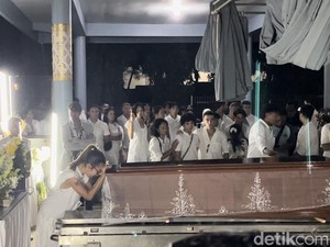 Suasana Haru Selimuti Proses Kremasi Dali Wassink, Jennifer Coppen Pingsan