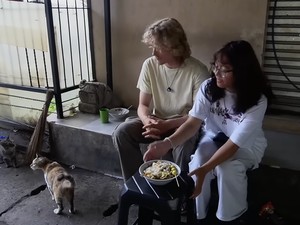 Cinta Kuya Ajak Pacar Bule Jajan Siomay di Jakarta