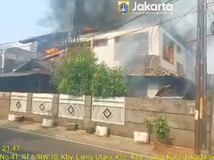 Rumah Besar di Kebayoran Jaksel Terbakar, Kerugian Capai Rp 300 Juta