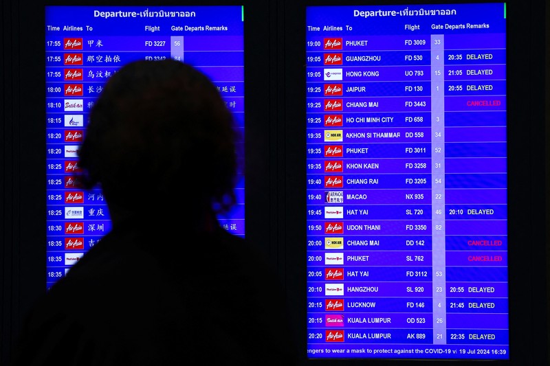 Seorang anak laki-laki tertidur di lantai saat para pelancong mengantri di Bandara Internasional Brussels di Brussels, Jumat, 19 Juli 2024. Pemadaman teknologi global membuat penerbangan terhenti, membuat bank dan sistem rumah sakit offline, dan outlet media tidak mengudara pada hari Jumat secara besar-besaran. (AP/Harry Nakos)