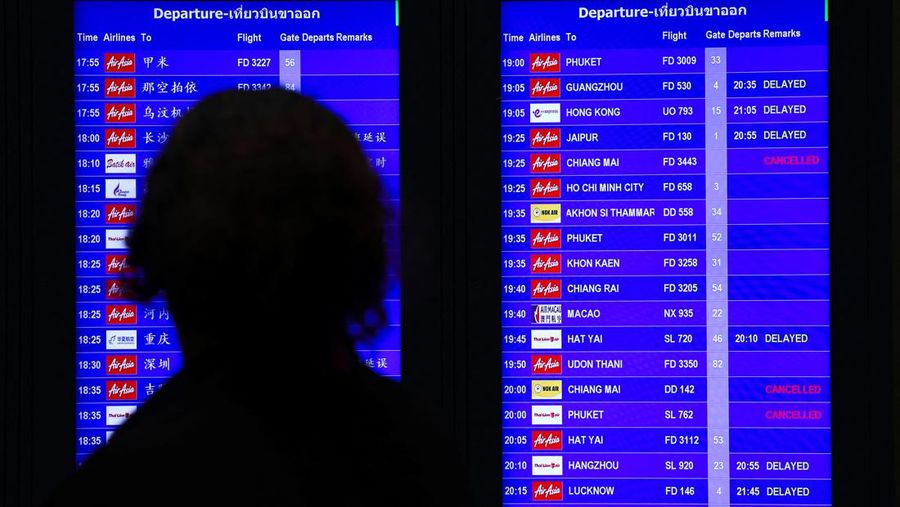 Seorang anak laki-laki tertidur di lantai saat para pelancong mengantri di Bandara Internasional Brussels di Brussels, Jumat, 19 Juli 2024. Pemadaman teknologi global membuat penerbangan terhenti, membuat bank dan sistem rumah sakit offline, dan outlet media tidak mengudara pada hari Jumat secara besar-besaran. (AP/Harry Nakos)