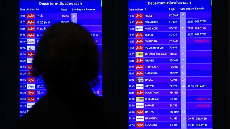 Seorang anak laki-laki tertidur di lantai saat para pelancong mengantri di Bandara Internasional Brussels di Brussels, Jumat, 19 Juli 2024. Pemadaman teknologi global membuat penerbangan terhenti, membuat bank dan sistem rumah sakit offline, dan outlet media tidak mengudara pada hari Jumat secara besar-besaran. (AP/Harry Nakos)