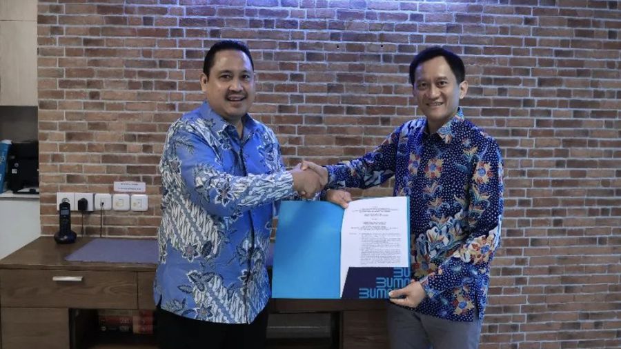 Serah Terima Salinan Surat Keputusan Para Pemegang Saham PT PAL Indonesia terkait pergantian Anggota Direksi PT PAL Indonesia, di kantor perwakilan Len Jakarta. (Instagram/lenindustri)