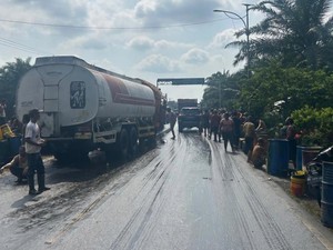 Mobil Tangki Tabrakan di Lintas Rohil-Dumai, Warga Berebut CPO Pakai Jerigen