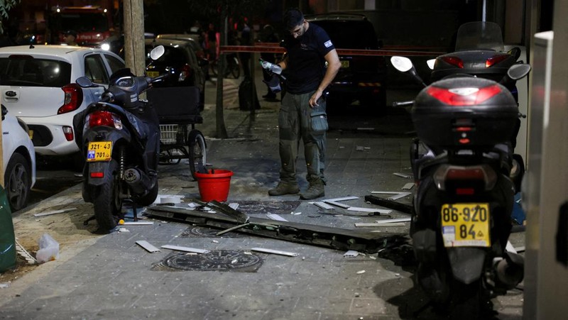 Suasana pasca ledakan di Tel-Aviv, Israel, Jumat (19/7/2024). (REUTERS/Ricardo Moraes)