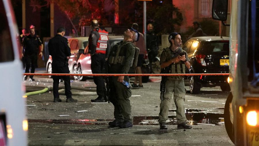 Suasana pasca ledakan di Tel-Aviv, Israel, Jumat (19/7/2024). (REUTERS/Ricardo Moraes)