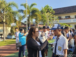 Suapan Nasi Diiringi Tangis Orang Tua-Siswa di SMAN 2 Semarapura