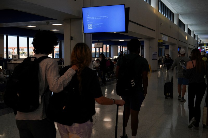 Seorang anak laki-laki tertidur di lantai saat para pelancong mengantri di Bandara Internasional Brussels di Brussels, Jumat, 19 Juli 2024. Pemadaman teknologi global membuat penerbangan terhenti, membuat bank dan sistem rumah sakit offline, dan outlet media tidak mengudara pada hari Jumat secara besar-besaran. (AP/Harry Nakos)