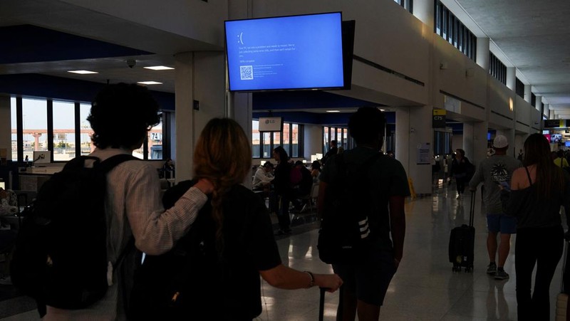 Seorang anak laki-laki tertidur di lantai saat para pelancong mengantri di Bandara Internasional Brussels di Brussels, Jumat, 19 Juli 2024. Pemadaman teknologi global membuat penerbangan terhenti, membuat bank dan sistem rumah sakit offline, dan outlet media tidak mengudara pada hari Jumat secara besar-besaran. (AP/Harry Nakos)