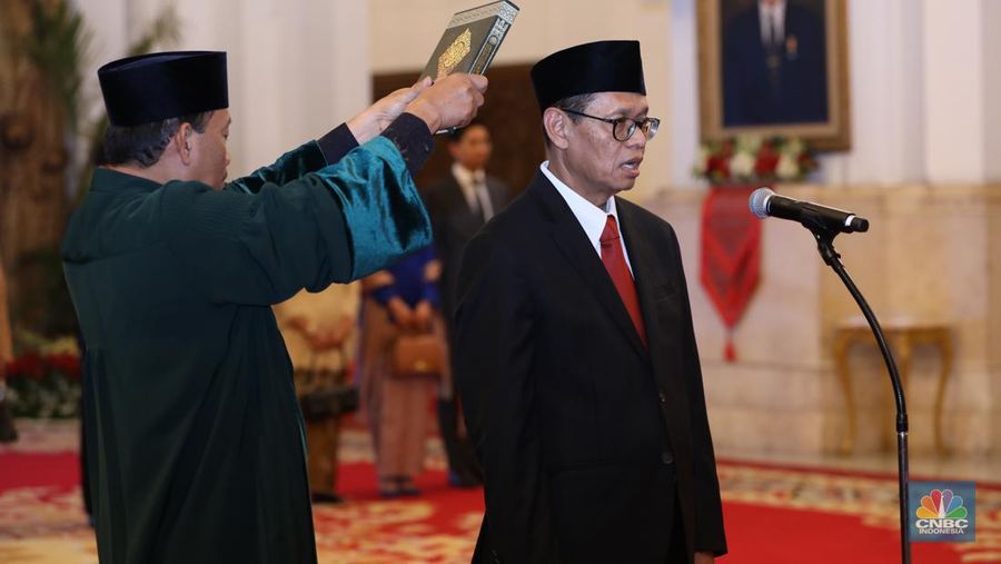 Yuliot (Deputi Bidang Pengembangan Iklim Penanaman Modal BKPM) sebagai Wakil Menteri Investasi/ Wakil Kepala BKPM saat Pelantikan berlangsung di Istana Kepresidenan, Jakarta, Kamis (18/7/2024). (CNBC Indonesia/Tri Susilo)