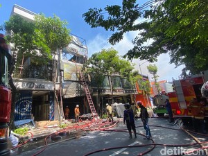 Kebakaran Hebat Toko Furnitur di Surabaya, 20 Mobil Damkar Dikerahkan