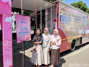 Peserta Emeron Hijab Hunt 2024 Coba Sensasi Keramas Gratis Sebelum Audisi