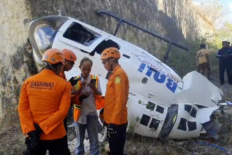 Badan SAR Nasional (Basarnas) Bali mengevakuasi lima orang korban dari helikopter berkode PKWSP dengan operator Bali Heli Tour yang jatuh di Suluban, Desa Pecatu, Badung, Bali, Jumat, 19 Juli 2024. (BASARNAS via AP)