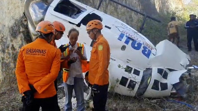 Badan SAR Nasional (Basarnas) Bali mengevakuasi lima orang korban dari helikopter berkode PKWSP dengan operator Bali Heli Tour yang jatuh di Suluban, Desa Pecatu, Badung, Bali, Jumat, 19 Juli 2024. (BASARNAS via AP)