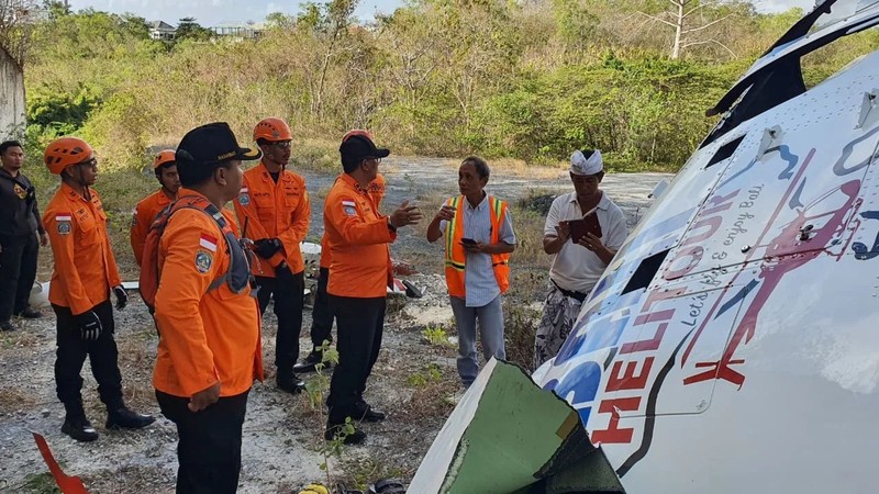 Badan SAR Nasional (Basarnas) Bali mengevakuasi lima orang korban dari helikopter berkode PKWSP dengan operator Bali Heli Tour yang jatuh di Suluban, Desa Pecatu, Badung, Bali, Jumat, 19 Juli 2024. (BASARNAS via AP)