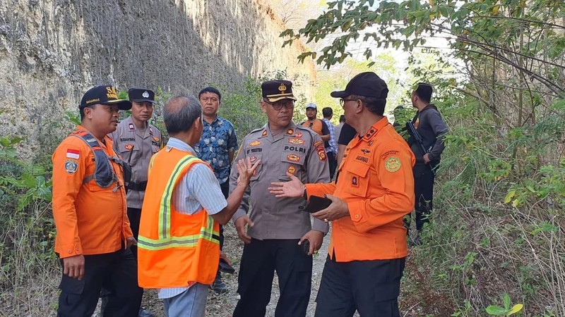 Badan SAR Nasional (Basarnas) Bali mengevakuasi lima orang korban dari helikopter berkode PKWSP dengan operator Bali Heli Tour yang jatuh di Suluban, Desa Pecatu, Badung, Bali, Jumat, 19 Juli 2024. (BASARNAS via AP) Badan SAR Nasional (Basarnas) Bali mengevakuasi lima orang korban dari helikopter berkode PKWSP dengan operator Bali Heli Tour yang jatuh di Suluban, Desa Pecatu, Badung, Bali, Jumat, 19 Juli 2024. (BASARNAS via AP)