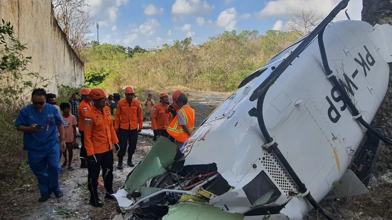 Badan SAR Nasional (Basarnas) Bali mengevakuasi lima orang korban dari helikopter berkode PKWSP dengan operator Bali Heli Tour yang jatuh di Suluban, Desa Pecatu, Badung, Bali, Jumat, 19 Juli 2024. (BASARNAS via AP)