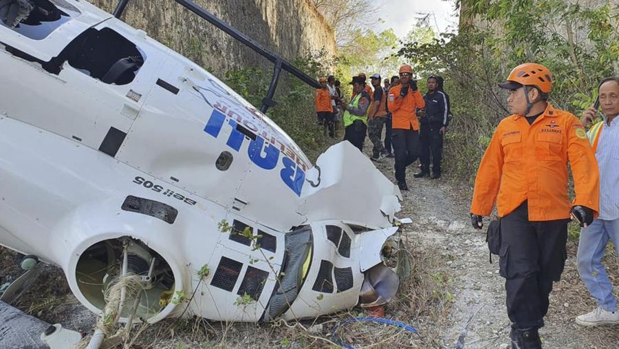Badan SAR Nasional (Basarnas) Bali mengevakuasi lima orang korban dari helikopter berkode PKWSP dengan operator Bali Heli Tour yang jatuh di Suluban, Desa Pecatu, Badung, Bali, Jumat, 19 Juli 2024. (BASARNAS via AP)