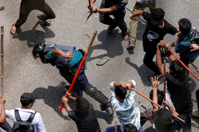 Bangladesh masih terus dilanda demonstrasi besar-besaran. Sejauh ini setidaknya puluhan orang tewas dalam aksi turun ke jalan yang dimotori oleh mahasiswa perguruan tinggi itu. (REUTERS/Mohammad Ponir Hossain) Bangladesh masih terus dilanda demonstrasi besar-besaran. Sejauh ini setidaknya puluhan orang tewas dalam aksi turun ke jalan yang dimotori oleh mahasiswa perguruan tinggi itu. (REUTERS/Mohammad Ponir Hossain)