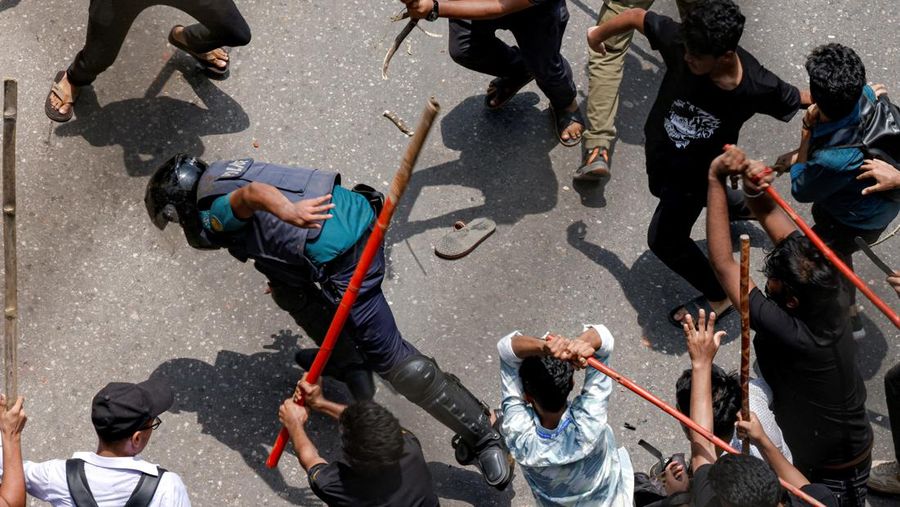 Bangladesh masih terus dilanda demonstrasi besar-besaran. Sejauh ini setidaknya puluhan orang tewas dalam aksi turun ke jalan yang dimotori oleh mahasiswa perguruan tinggi itu. (REUTERS/Mohammad Ponir Hossain)