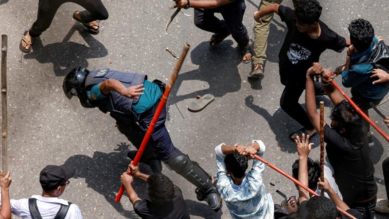 Bangladesh masih terus dilanda demonstrasi besar-besaran. Sejauh ini setidaknya puluhan orang tewas dalam aksi turun ke jalan yang dimotori oleh mahasiswa perguruan tinggi itu. (REUTERS/Mohammad Ponir Hossain)