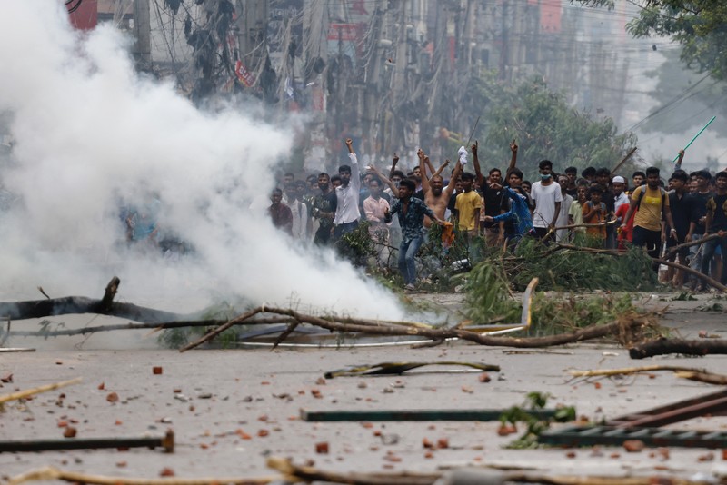 Bangladesh masih terus dilanda demonstrasi besar-besaran. Sejauh ini setidaknya puluhan orang tewas dalam aksi turun ke jalan yang dimotori oleh mahasiswa perguruan tinggi itu. (REUTERS/Mohammad Ponir Hossain) Bangladesh masih terus dilanda demonstrasi besar-besaran. Sejauh ini setidaknya puluhan orang tewas dalam aksi turun ke jalan yang dimotori oleh mahasiswa perguruan tinggi itu. (REUTERS/Mohammad Ponir Hossain)