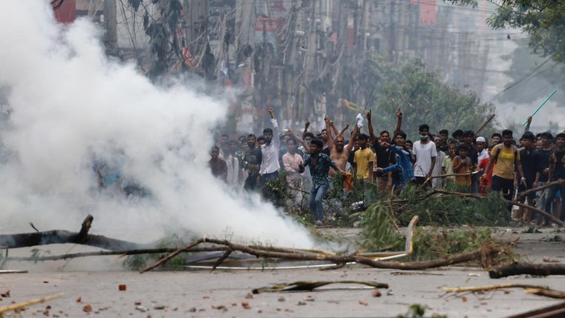 Bangladesh masih terus dilanda demonstrasi besar-besaran. Sejauh ini setidaknya puluhan orang tewas dalam aksi turun ke jalan yang dimotori oleh mahasiswa perguruan tinggi itu. (REUTERS/Mohammad Ponir Hossain)