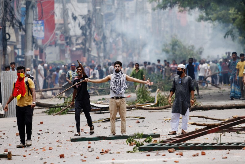 Bangladesh masih terus dilanda demonstrasi besar-besaran. Sejauh ini setidaknya puluhan orang tewas dalam aksi turun ke jalan yang dimotori oleh mahasiswa perguruan tinggi itu. (REUTERS/Mohammad Ponir Hossain) Bangladesh masih terus dilanda demonstrasi besar-besaran. Sejauh ini setidaknya puluhan orang tewas dalam aksi turun ke jalan yang dimotori oleh mahasiswa perguruan tinggi itu. (REUTERS/Mohammad Ponir Hossain)