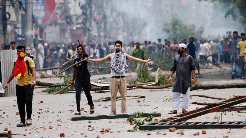 Bangladesh masih terus dilanda demonstrasi besar-besaran. Sejauh ini setidaknya puluhan orang tewas dalam aksi turun ke jalan yang dimotori oleh mahasiswa perguruan tinggi itu. (REUTERS/Mohammad Ponir Hossain)