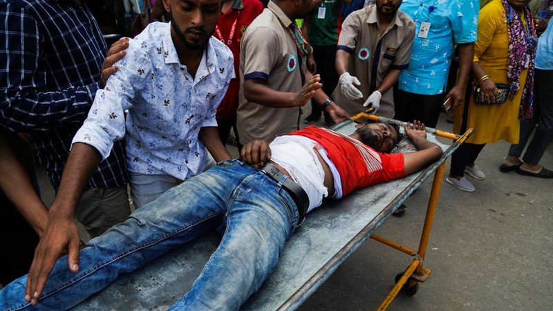 Bangladesh masih terus dilanda demonstrasi besar-besaran. Sejauh ini setidaknya puluhan orang tewas dalam aksi turun ke jalan yang dimotori oleh mahasiswa perguruan tinggi itu. (REUTERS/Mohammad Ponir Hossain)
