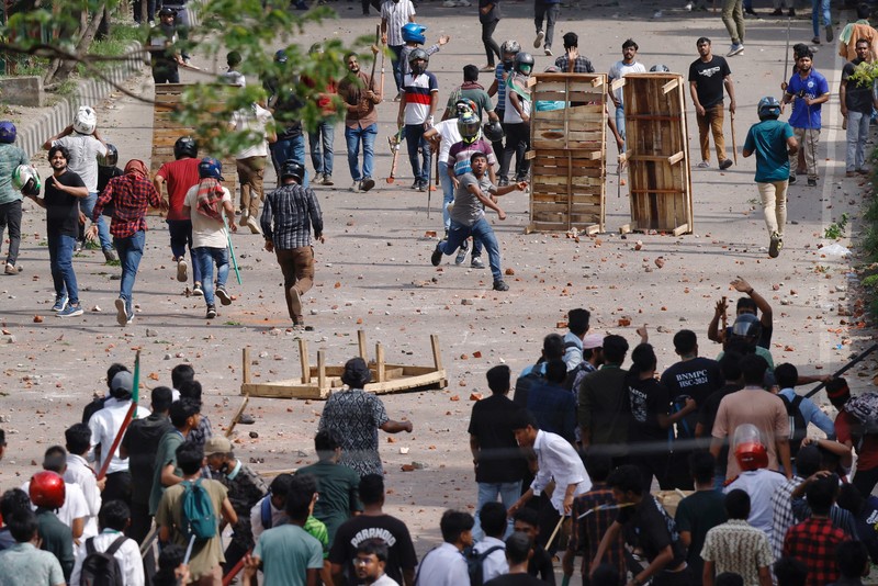 Bangladesh masih terus dilanda demonstrasi besar-besaran. Sejauh ini setidaknya puluhan orang tewas dalam aksi turun ke jalan yang dimotori oleh mahasiswa perguruan tinggi itu. (REUTERS/Mohammad Ponir Hossain) Bangladesh masih terus dilanda demonstrasi besar-besaran. Sejauh ini setidaknya puluhan orang tewas dalam aksi turun ke jalan yang dimotori oleh mahasiswa perguruan tinggi itu. (REUTERS/Mohammad Ponir Hossain)