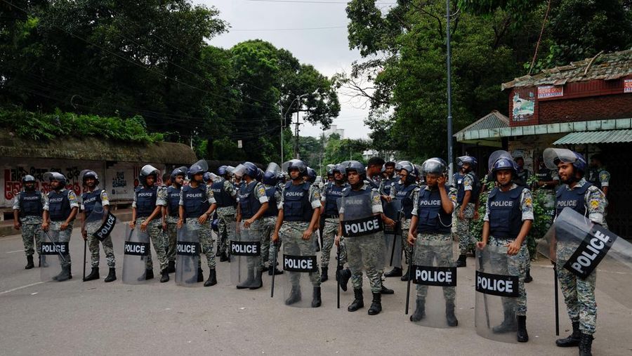 Bangladesh masih terus dilanda demonstrasi besar-besaran. Sejauh ini setidaknya puluhan orang tewas dalam aksi turun ke jalan yang dimotori oleh mahasiswa perguruan tinggi itu. (REUTERS/Mohammad Ponir Hossain)