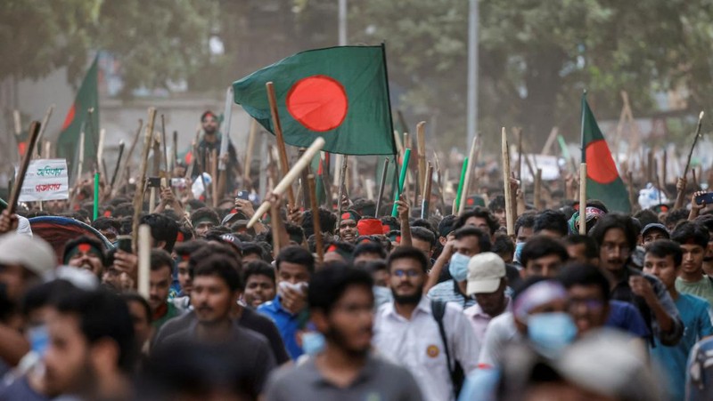 Bangladesh masih terus dilanda demonstrasi besar-besaran. Sejauh ini setidaknya puluhan orang tewas dalam aksi turun ke jalan yang dimotori oleh mahasiswa perguruan tinggi itu. (REUTERS/Mohammad Ponir Hossain)
