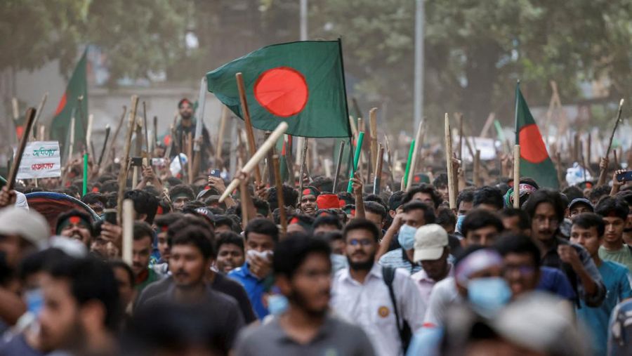 Bangladesh masih terus dilanda demonstrasi besar-besaran. Sejauh ini setidaknya puluhan orang tewas dalam aksi turun ke jalan yang dimotori oleh mahasiswa perguruan tinggi itu. (REUTERS/Mohammad Ponir Hossain)