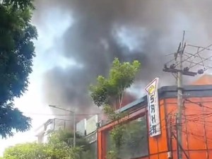 Toko Furniture di Jalan Kertajaya Surabaya Terbakar, Asap Membubung Tinggi