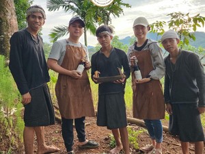 Kisah Mantan Atlet Badminton Menelusuri Hutan Baduy Demi Cari Madu Asli