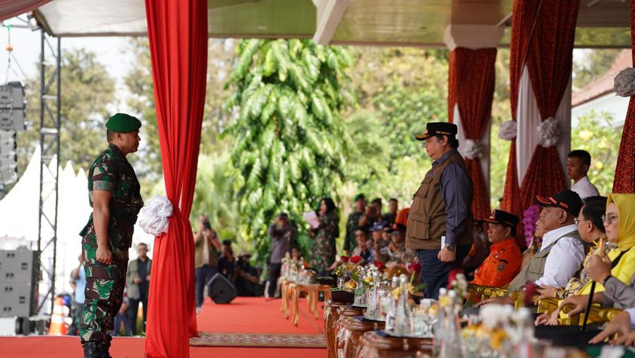 Menteri Koordinator Bidang Perekonomian Airlangga Hartarto saat menyampaikan arahan dalam Apel dan Simulasi Penanganan Kebakaran Hutan dan Lahan (Karhutla) Provinsi Sumatera Selatan Tahun 2024, di Kota Palembang, Sabtu (20/7/2024). (dok. Kemenko Perekonomian)
