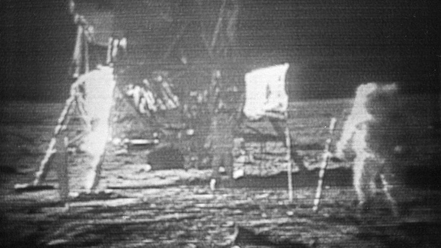 Pada 20 Juli tahun 1969 atau tepat 55 tahun lalu, Neil Armstrong menjadi manusia pertama yang menginjakkan kakinya di Bulan. (AP/Neil Armstrong)