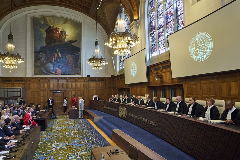 Penasihat kebijakan luar negeri Palestina Riad Malki bertemu dengan salah satu anggota tim Israel sebelum hakim memasuki Mahkamah Internasional, atau Pengadilan Dunia, di Den Haag, Belanda, Jumat 19 Juli 2024. (AP/Phil Nijhuis) Penasihat kebijakan luar negeri Palestina Riad Malki bertemu dengan salah satu anggota tim Israel sebelum hakim memasuki Mahkamah Internasional, atau Pengadilan Dunia, di Den Haag, Belanda, Jumat 19 Juli 2024. (AP/Phil Nijhuis)