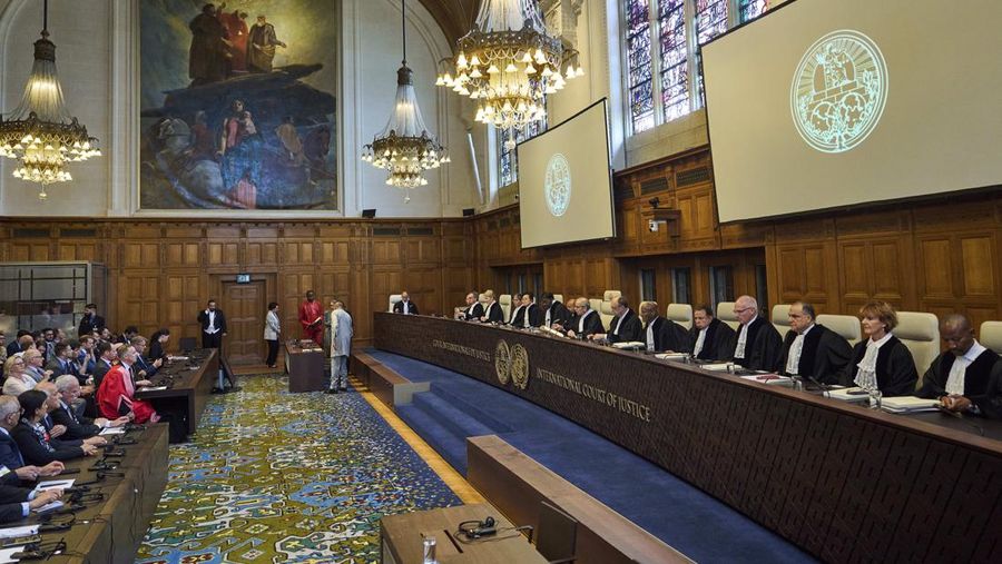 Penasihat kebijakan luar negeri Palestina Riad Malki bertemu dengan salah satu anggota tim Israel sebelum hakim memasuki Mahkamah Internasional, atau Pengadilan Dunia, di Den Haag, Belanda, Jumat 19 Juli 2024. (AP/Phil Nijhuis)