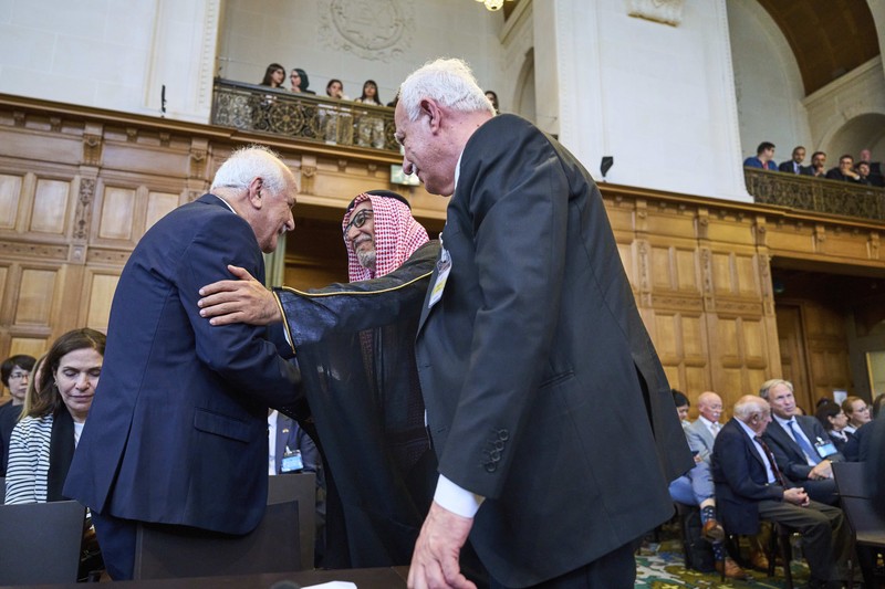 Penasihat kebijakan luar negeri Palestina Riad Malki bertemu dengan salah satu anggota tim Israel sebelum hakim memasuki Mahkamah Internasional, atau Pengadilan Dunia, di Den Haag, Belanda, Jumat 19 Juli 2024. (AP/Phil Nijhuis) Penasihat kebijakan luar negeri Palestina Riad Malki bertemu dengan salah satu anggota tim Israel sebelum hakim memasuki Mahkamah Internasional, atau Pengadilan Dunia, di Den Haag, Belanda, Jumat 19 Juli 2024. (AP/Phil Nijhuis)