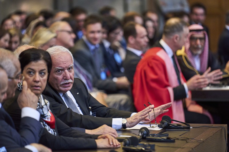 Penasihat kebijakan luar negeri Palestina Riad Malki bertemu dengan salah satu anggota tim Israel sebelum hakim memasuki Mahkamah Internasional, atau Pengadilan Dunia, di Den Haag, Belanda, Jumat 19 Juli 2024. (AP/Phil Nijhuis) Penasihat kebijakan luar negeri Palestina Riad Malki bertemu dengan salah satu anggota tim Israel sebelum hakim memasuki Mahkamah Internasional, atau Pengadilan Dunia, di Den Haag, Belanda, Jumat 19 Juli 2024. (AP/Phil Nijhuis)