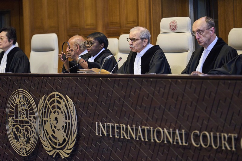 Penasihat kebijakan luar negeri Palestina Riad Malki bertemu dengan salah satu anggota tim Israel sebelum hakim memasuki Mahkamah Internasional, atau Pengadilan Dunia, di Den Haag, Belanda, Jumat 19 Juli 2024. (AP/Phil Nijhuis) Penasihat kebijakan luar negeri Palestina Riad Malki bertemu dengan salah satu anggota tim Israel sebelum hakim memasuki Mahkamah Internasional, atau Pengadilan Dunia, di Den Haag, Belanda, Jumat 19 Juli 2024. (AP/Phil Nijhuis)