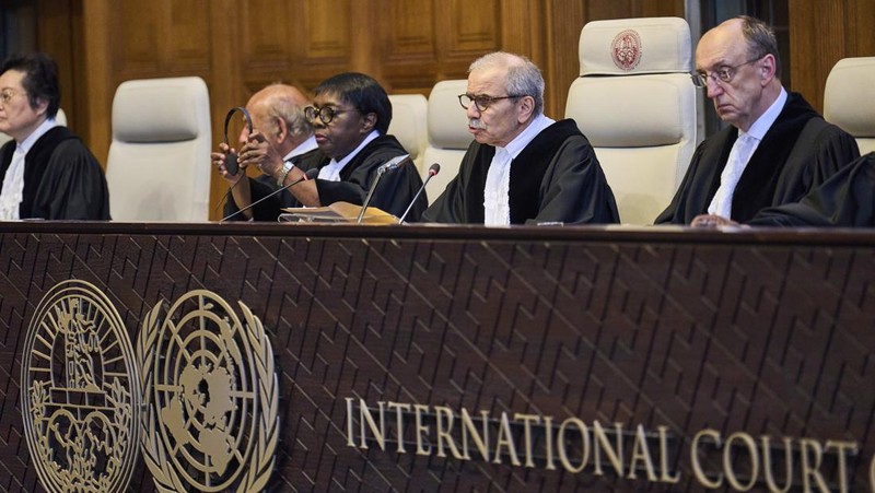Penasihat kebijakan luar negeri Palestina Riad Malki bertemu dengan salah satu anggota tim Israel sebelum hakim memasuki Mahkamah Internasional, atau Pengadilan Dunia, di Den Haag, Belanda, Jumat 19 Juli 2024. (AP/Phil Nijhuis)
