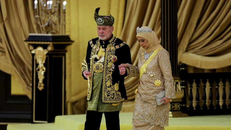 Gambar raja baru Malaysia, miliarder dan pengendara sepeda motor