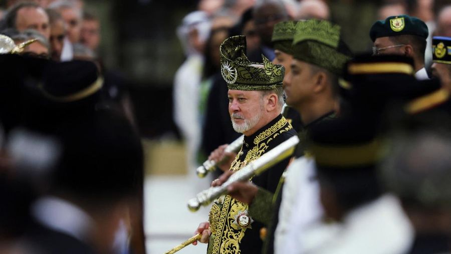 Raja Sultan Ibrahim resmi menjadi raja ke-17 Malaysia dan akan menjabat selama lima tahun. (REUTERS/Hasnoor Hussain/Pool)